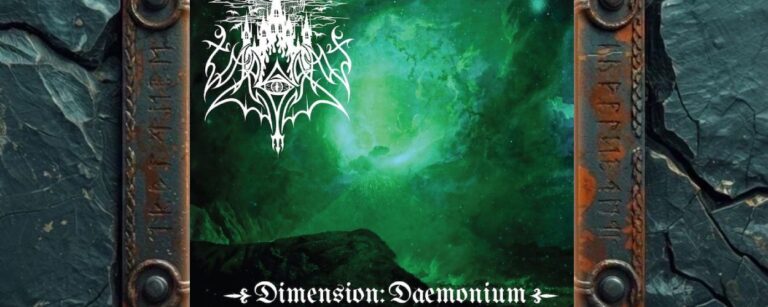 Albumcover Vargrav – Dimension: Daemonium: grün leuchtender kosmischer Nebel über dunkler Landschaft, oben ein weißes, filigranes Black-Metal-Logo, unten der Albumtitel in klassischer Schrift.
