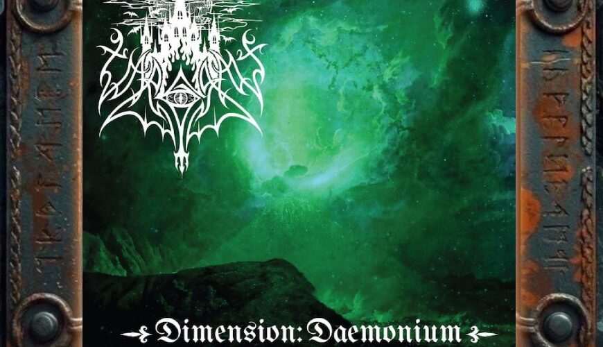 Albumcover Vargrav – Dimension: Daemonium: grün leuchtender kosmischer Nebel über dunkler Landschaft, oben ein weißes, filigranes Black-Metal-Logo, unten der Albumtitel in klassischer Schrift.