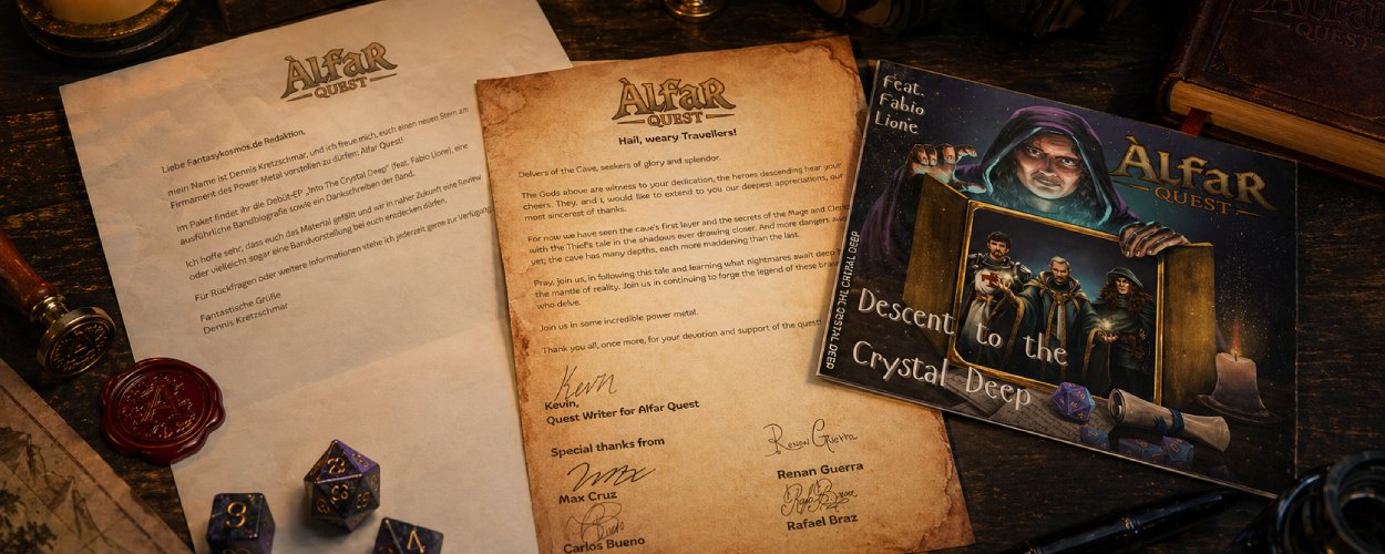 Atmosphärisches Stillleben zu Álfar Quest mit Promo-Brief, Pergament-Dankschreiben, EP-Cover, Würfeln, Kerze, Kopfhörern und Fantasy-Schreibtisch-Details.