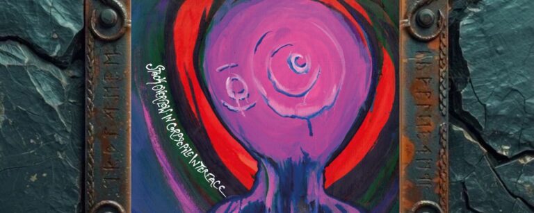 Albumcover von A Forest of Stars – Stack Overflow In Corpse Pile Interface: Ein grell gemaltes, psychedelisches Cover mit einer violett-pinken, grotesken Figur im Zentrum. Der große runde Kopf zeigt spiralförmige Augen und wirkt wie eine Mischung aus Schädel, Cartoonwesen und Halluzination. Nach unten scheint der Körper in blauen und dunklen Farbschlieren zu zerfließen. Im Hintergrund kreisen rote, schwarze, grüne und blaue Farbbahnen. Links steht der weiße Albumtitel schräg am Bildrand.