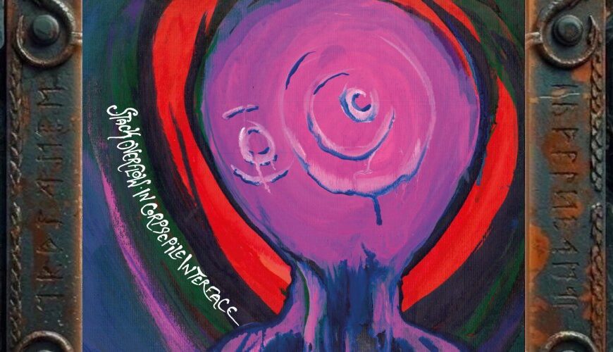 Albumcover von A Forest of Stars – Stack Overflow In Corpse Pile Interface: Ein grell gemaltes, psychedelisches Cover mit einer violett-pinken, grotesken Figur im Zentrum. Der große runde Kopf zeigt spiralförmige Augen und wirkt wie eine Mischung aus Schädel, Cartoonwesen und Halluzination. Nach unten scheint der Körper in blauen und dunklen Farbschlieren zu zerfließen. Im Hintergrund kreisen rote, schwarze, grüne und blaue Farbbahnen. Links steht der weiße Albumtitel schräg am Bildrand.