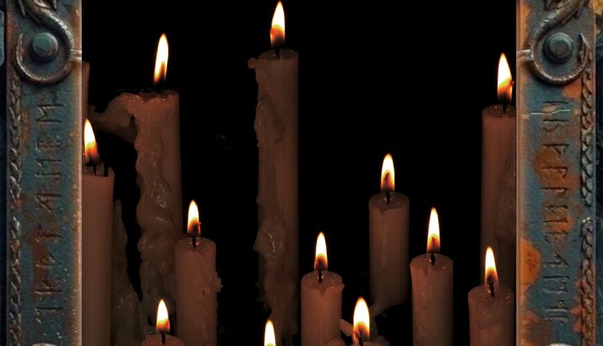 Albumcover von Black Cilice – Votive Fire: Mehrere brennende Kerzen stehen vor tiefschwarzem Hintergrund. Die unterschiedlich hohen Kerzen sind von herabtropfendem Wachs überzogen, ihre Flammen leuchten warm im Dunkeln und erzeugen eine minimalistische, rituelle Atmosphäre.