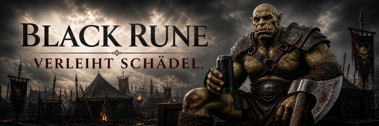Düsterer Fantasy-Werbebanner für den fiktiven Energydrink „BLACK RUNE“. Rechts sitzt ein muskulöser Orkkrieger in abgenutzter Leder- und Metallrüstung in einem rauchigen Kriegslager, hält eine schwarze Getränkedose mit Runenzeichen und stützt sich neben einer großen Streitaxt ab. Links steht in großer schwarzer und roter Serifenschrift der Slogan: „BLACK RUNE verleiht Schädel.“