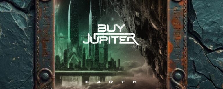 Albumcover von Buy Jupiter – EARTH: Futuristische nächtliche Stadtlandschaft in grünlichem Licht mit Hochhäusern, Wasser und Spiegelungen. Rechts ragt ein riesiger dunkler planeten- oder bestienartiger Körper ins Bild. In der Mitte steht das weiße Bandlogo Buy Jupiter, unten der Albumtitel EARTH.