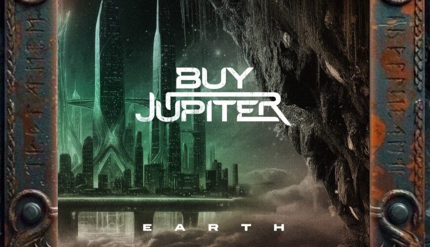 Albumcover von Buy Jupiter – EARTH: Futuristische nächtliche Stadtlandschaft in grünlichem Licht mit Hochhäusern, Wasser und Spiegelungen. Rechts ragt ein riesiger dunkler planeten- oder bestienartiger Körper ins Bild. In der Mitte steht das weiße Bandlogo Buy Jupiter, unten der Albumtitel EARTH.