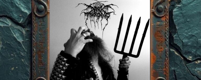 Albumcover von Darkthrone – Pre-Historic Metal: Schwarzweißes Metal-Cover mit einer Person in Lederjacke und Nietenbesatz, deren Gesicht von der Hand und langen Haaren verdeckt wird. In der rechten Hand hält die Figur eine große schwarze Mistgabel. Oben steht das typische verzweigte Darkthrone-Logo, unten der Albumtitel Pre-Historic Metal in weißer Schrift. Das Bild wirkt roh, minimalistisch und archaisch.