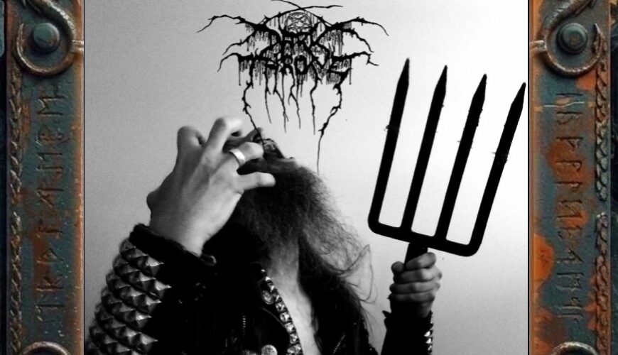 Albumcover von Darkthrone – Pre-Historic Metal: Schwarzweißes Metal-Cover mit einer Person in Lederjacke und Nietenbesatz, deren Gesicht von der Hand und langen Haaren verdeckt wird. In der rechten Hand hält die Figur eine große schwarze Mistgabel. Oben steht das typische verzweigte Darkthrone-Logo, unten der Albumtitel Pre-Historic Metal in weißer Schrift. Das Bild wirkt roh, minimalistisch und archaisch.