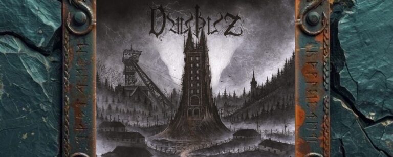 Albumcover von Dauþuz – Todeswerk: Uranium II: Schwarzweißes Bergwerks-Artwork mit einem düsteren Turm im Zentrum, Förderanlage links, Baracken, Zäunen, Wald und einem von Blitzen durchzogenen Himmel. Die Szene wirkt wie eine verlassene Uranminen-Landschaft zwischen Industrie, Lager und Todesort.
