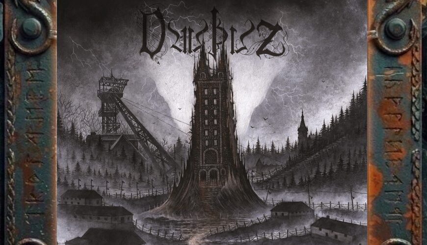 Albumcover von Dauþuz – Todeswerk: Uranium II: Schwarzweißes Bergwerks-Artwork mit einem düsteren Turm im Zentrum, Förderanlage links, Baracken, Zäunen, Wald und einem von Blitzen durchzogenen Himmel. Die Szene wirkt wie eine verlassene Uranminen-Landschaft zwischen Industrie, Lager und Todesort.