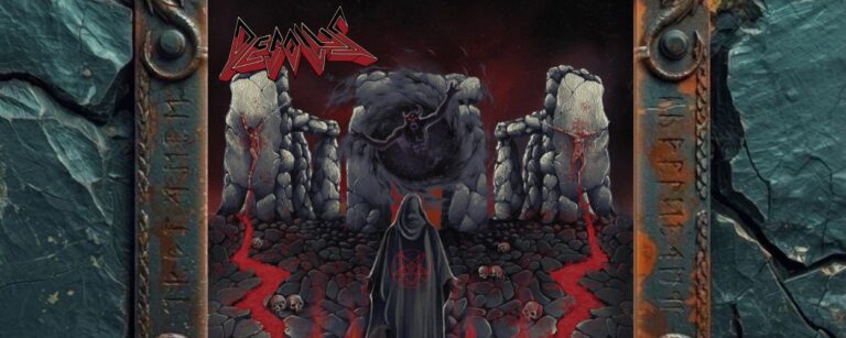 Albumcover von Desolus – Dwellers of the Twilight Void: Düsteres Thrash-Metal-Cover mit steinernen Ritualtoren, roten Blutströmen, Schädeln, brennenden Kerzen und einer vermummten Kultfigur im Vordergrund. Im mittleren Portal erscheint eine dämonische Gestalt mit roten Augen, während links und rechts blutige Opfer an Steinplatten hängen. Das Bild wirkt wie ein okkulter Achtziger-Horrorfilm auf VHS.