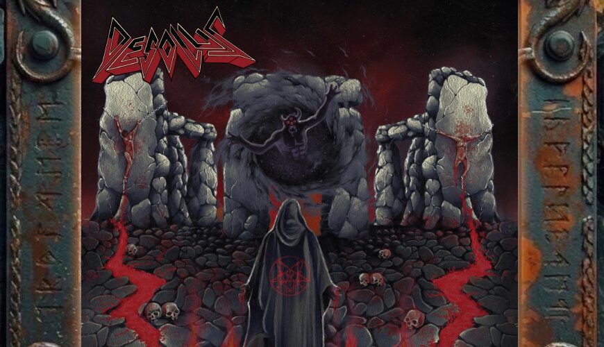 Albumcover von Desolus – Dwellers of the Twilight Void: Düsteres Thrash-Metal-Cover mit steinernen Ritualtoren, roten Blutströmen, Schädeln, brennenden Kerzen und einer vermummten Kultfigur im Vordergrund. Im mittleren Portal erscheint eine dämonische Gestalt mit roten Augen, während links und rechts blutige Opfer an Steinplatten hängen. Das Bild wirkt wie ein okkulter Achtziger-Horrorfilm auf VHS.