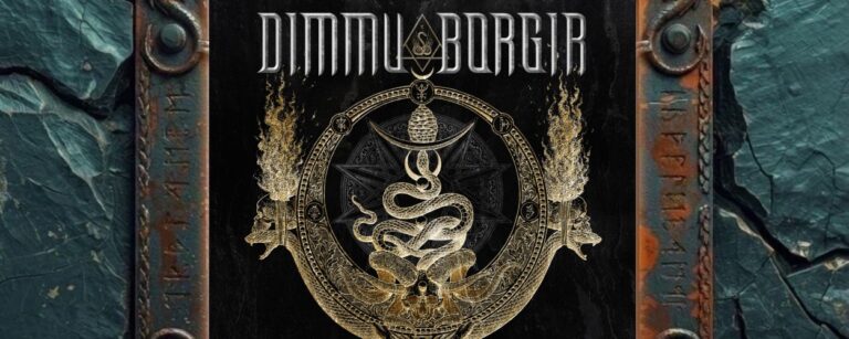 Albumcover von Dimmu Borgir – Grand Serpent Rising: Schwarzes, goldverziertes Symphonic-Black-Metal-Cover mit großem Dimmu-Borgir-Logo am oberen Rand. Im Zentrum steht ein okkultes Rundsymbol mit verschlungener Schlange, Hörnern, Knochenformen und ritueller Geometrie. Links und rechts steigen goldene Feuerformen auf, der Hintergrund wirkt dunkel, steinern und zeremoniell.