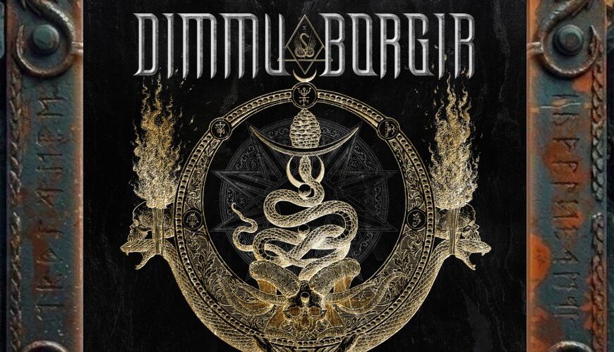 Albumcover von Dimmu Borgir – Grand Serpent Rising: Schwarzes, goldverziertes Symphonic-Black-Metal-Cover mit großem Dimmu-Borgir-Logo am oberen Rand. Im Zentrum steht ein okkultes Rundsymbol mit verschlungener Schlange, Hörnern, Knochenformen und ritueller Geometrie. Links und rechts steigen goldene Feuerformen auf, der Hintergrund wirkt dunkel, steinern und zeremoniell.