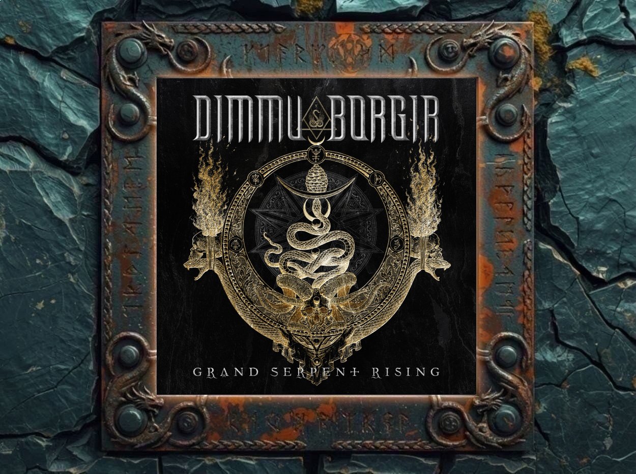 Albumcover von Dimmu Borgir – Grand Serpent Rising: Schwarzes, goldverziertes Symphonic-Black-Metal-Cover mit großem Dimmu-Borgir-Logo am oberen Rand. Im Zentrum steht ein okkultes Rundsymbol mit verschlungener Schlange, Hörnern, Knochenformen und ritueller Geometrie. Links und rechts steigen goldene Feuerformen auf, der Hintergrund wirkt dunkel, steinern und zeremoniell.