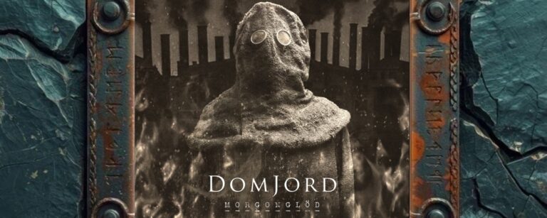 Albumcover von DomJord – Morgonglöd: Sepiafarbenes, düsteres Industrial-Dark-Ambient-Cover mit einer verhüllten Gestalt im Vordergrund, runden Brillengläsern, grobem Schutzumhang und rußiger Oberfläche. Im Hintergrund stehen rauchende Fabrikschlote vor einem dunklen Himmel, während unten Flammen und Asche aufsteigen. Über dem unteren Bildbereich steht der Schriftzug DomJord, darunter der Titel Morgonglöd.