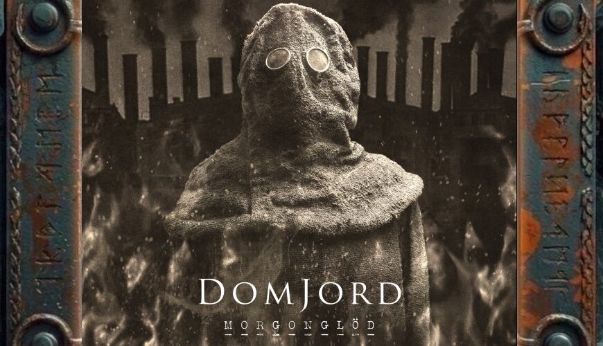 Albumcover von DomJord – Morgonglöd: Sepiafarbenes, düsteres Industrial-Dark-Ambient-Cover mit einer verhüllten Gestalt im Vordergrund, runden Brillengläsern, grobem Schutzumhang und rußiger Oberfläche. Im Hintergrund stehen rauchende Fabrikschlote vor einem dunklen Himmel, während unten Flammen und Asche aufsteigen. Über dem unteren Bildbereich steht der Schriftzug DomJord, darunter der Titel Morgonglöd.