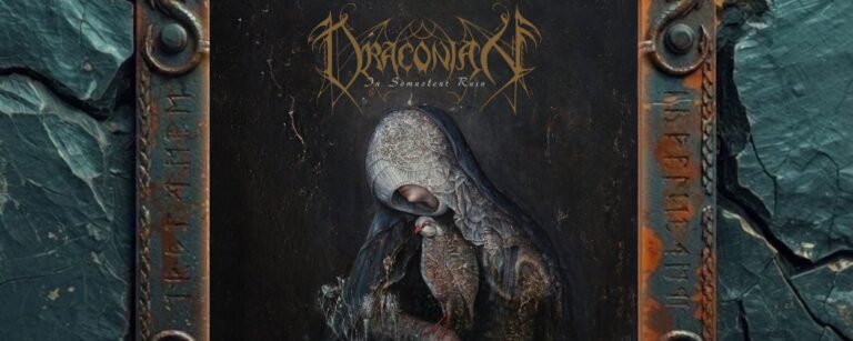 Albumcover von Draconian – In Somnolent Ruin: Eine verhüllte, madonnenhafte Gestalt sitzt vor dunklem, rissigem Hintergrund. Ihr Gesicht ist fast vollständig von einer feinen, spitzenartigen Struktur bedeckt, nur Mund und Kinn sind sichtbar. Der Körper wirkt von organischen Mustern, Verfall und Pflanzenresten durchzogen, während am unteren Bildrand Moose, Gräser und kleine Blüten wachsen. Oben steht das goldene Bandlogo von Draconian mit dem Albumtitel.