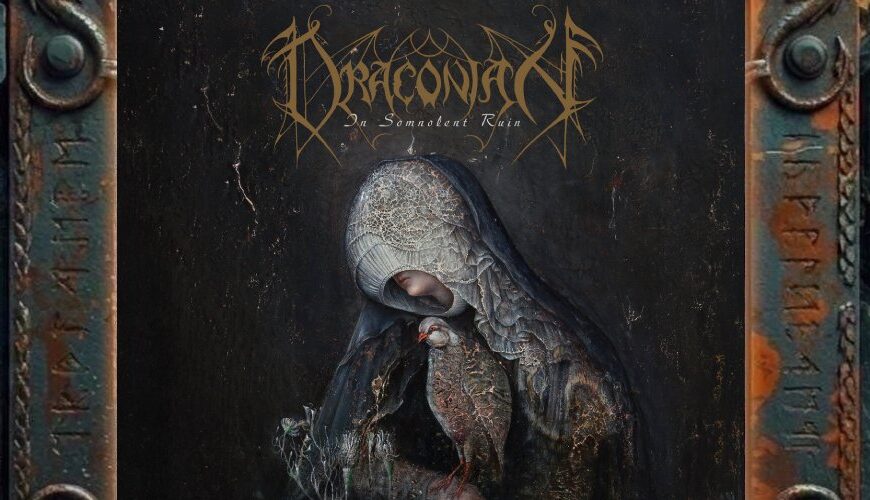 Albumcover von Draconian – In Somnolent Ruin: Eine verhüllte, madonnenhafte Gestalt sitzt vor dunklem, rissigem Hintergrund. Ihr Gesicht ist fast vollständig von einer feinen, spitzenartigen Struktur bedeckt, nur Mund und Kinn sind sichtbar. Der Körper wirkt von organischen Mustern, Verfall und Pflanzenresten durchzogen, während am unteren Bildrand Moose, Gräser und kleine Blüten wachsen. Oben steht das goldene Bandlogo von Draconian mit dem Albumtitel.