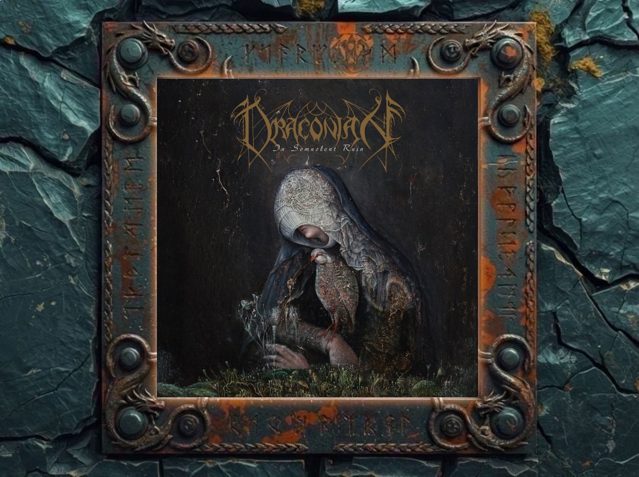 Albumcover von Draconian – In Somnolent Ruin: Eine verhüllte, madonnenhafte Gestalt sitzt vor dunklem, rissigem Hintergrund. Ihr Gesicht ist fast vollständig von einer feinen, spitzenartigen Struktur bedeckt, nur Mund und Kinn sind sichtbar. Der Körper wirkt von organischen Mustern, Verfall und Pflanzenresten durchzogen, während am unteren Bildrand Moose, Gräser und kleine Blüten wachsen. Oben steht das goldene Bandlogo von Draconian mit dem Albumtitel.