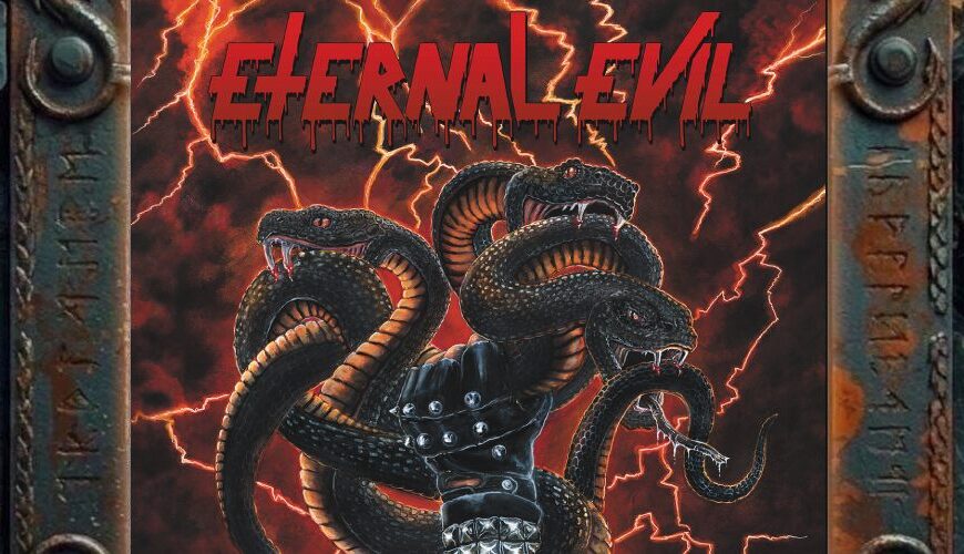 Albumcover von Eternal Evil – Forever Feared: Dunkles Thrash-Metal-Cover mit rotem Eternal Evil-Logo am oberen Rand. Im Zentrum ist eine schwarz behandschuhte Hand mit Nieten und Leder zu sehen, die eine Kehle oder einen Hals packt. Im Hintergrund deuten sich Schlangen und rote Schatten an. Unten steht der Albumtitel Forever Feared.