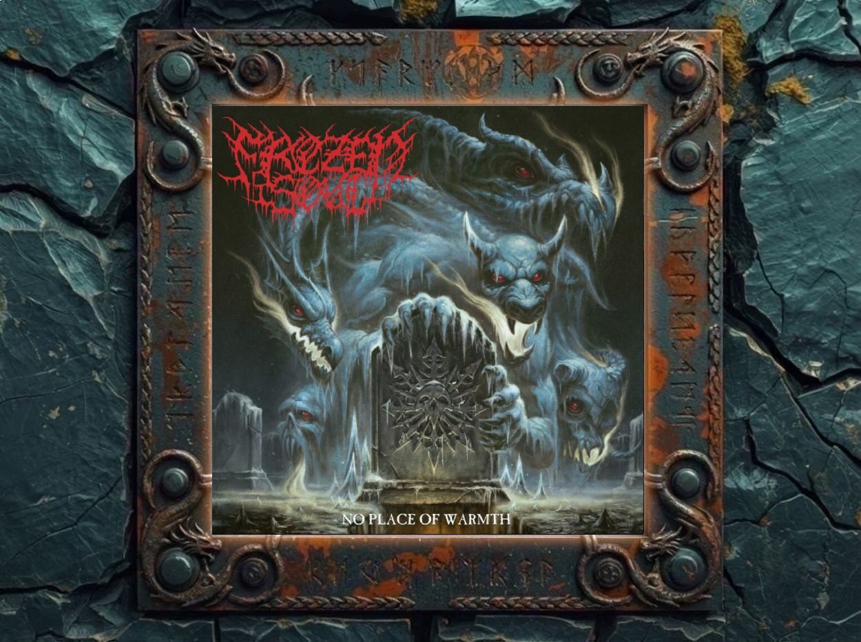 Albumcover von Frozen Soul – No Place Of Warmth: Mehrere blaue, dämonische Eiswesen mit roten Augen ragen aus einer frostigen Friedhofsszene hervor. Im Zentrum steht eine vereiste Grabplatte mit Totenkopfsymbol, die von einer klauenartigen Hand umfasst wird. Nebel, Eis, Grabsteine und kalte Blautöne erzeugen eine bedrohliche Death-Metal-Atmosphäre zwischen Gruft, Frost und Kreaturenhorror.