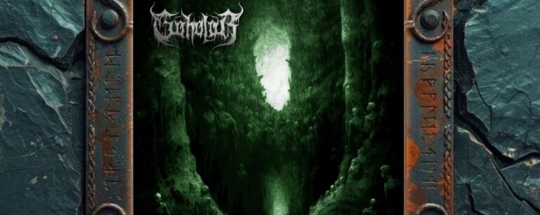 Albumcover von Goholor – Locus Damnatorum: Eine dunkelgrüne, höhlenartige Schlucht voller dürrer, gesichtsloser Gestalten. Die Figuren stehen und hängen an den Felswänden, als wären sie mit dem Stein verwachsen. In der Mitte leuchtet ein heller, unheimlicher Lichtschlund, der eher wie eine falsche Erlösung als wie ein Ausgang wirkt. Oben links steht das Bandlogo, unten der Albumtitel.