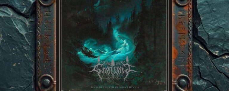 Albumcover von Grimveil – Beneath the Veil of Silent Woods: Dunkles Wald-Artwork mit schwarzen Tannen, tiefem Schatten und türkisgrün leuchtendem Nebel oder Licht in der Mitte. Das Bandlogo ist in silbrigem Weiß mit Wurzeln und Baumformen gestaltet. Unten steht der Albumtitel Beneath the Veil of Silent Woods. Das Bild wirkt mystisch, melancholisch und atmosphärisch.