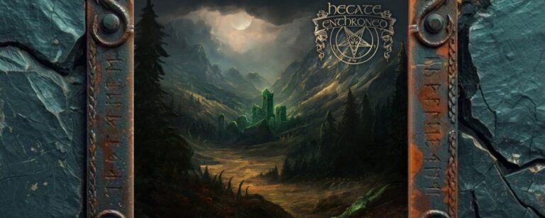 Albumcover von Hecate Enthroned – The Corpse Of A Titan, A Lament Long Buried: Dunkle Fantasy-Landschaft mit nebligem Gebirgstal, schwarzem Wald, fahlem Mondlicht und einer grünlich leuchtenden Ruine in der Ferne. Im Vordergrund liegen dunkle Erde, Moos, Knochen und hornartige Formen. Oben rechts steht das Bandlogo mit okkultem Symbol, unten der Albumtitel.