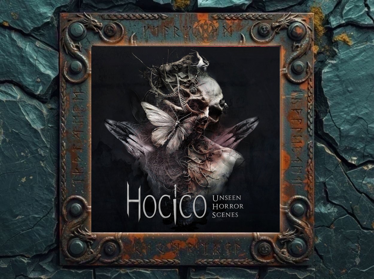 Albumcover von Hocico – Unseen Horror Scenes: Vor dunklem Hintergrund steht ein verstörender, halb skelettierter Oberkörper, dessen Schädel, Hals und Brustraum von Drähten, Dornen, Schläuchen und organischen Strängen durchwachsen sind. An der linken Schulter sitzt ein heller Falter, während seitlich dunkle, flügelartige Formen aus dem Körper ragen. Das Bild verbindet menschliche Überreste, Insektenanmutung und technische Verwucherung zu einer düsteren Vision von körperlichem und digitalem Verfall.