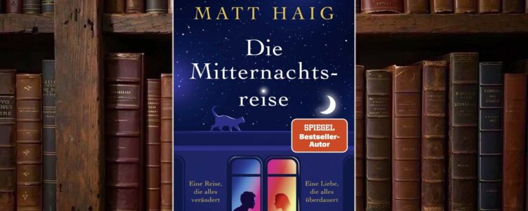 Blaues Cover von Die Mitternachtsreise von Matt Haig mit Sternenhimmel, Mondsichel, einer Katze auf einem Zugdach und zwei silhouettenhaften Figuren in erleuchteten Zugfenstern.