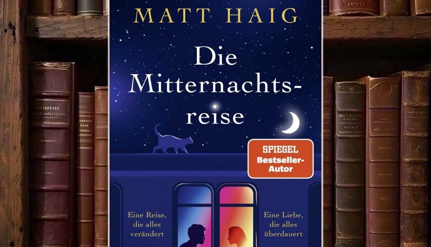 Blaues Cover von Die Mitternachtsreise von Matt Haig mit Sternenhimmel, Mondsichel, einer Katze auf einem Zugdach und zwei silhouettenhaften Figuren in erleuchteten Zugfenstern.