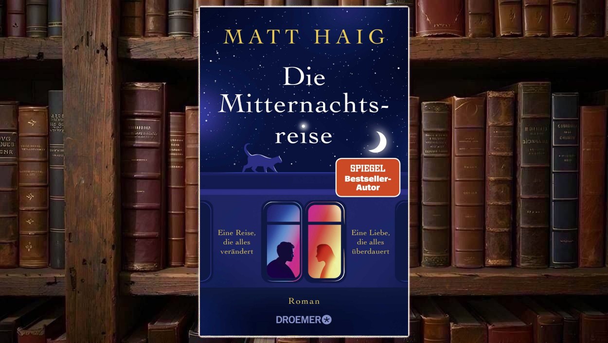 Blaues Cover von Die Mitternachtsreise von Matt Haig mit Sternenhimmel, Mondsichel, einer Katze auf einem Zugdach und zwei silhouettenhaften Figuren in erleuchteten Zugfenstern.