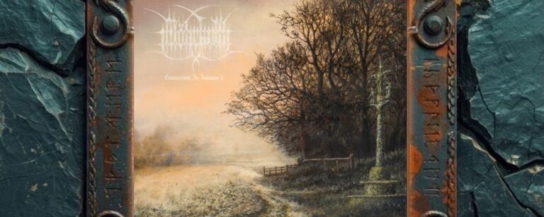 Albumcover von Möhrkvlth – Gwenojennoù An Ankounac’h: Gemäldeartige Winterlandschaft mit hellem Feldweg, kahlen Bäumen und einem alten steinernen Kreuz am rechten Bildrand. Der fahle Himmel und der dunkle Waldrand erzeugen eine neblige, melancholische Atmosphäre zwischen ländlicher Erinnerung, Kälte und Vergessen.