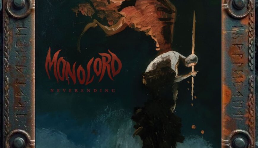 Albumcover von Monolord – Neverending: Dunkles, malerisches Doom-Cover mit schwarzem Hintergrund, rotem Monolord-Logo und dem Albumtitel Neverending. Rechts steht eine vogelartige, verhüllte Gestalt mit hellem Kopf und langem Stab. Darüber schwebt eine große rötliche Form, unten ist kaltes blaues Wasser oder Nebel zu sehen. Das Bild wirkt düster, mythisch und schwer.