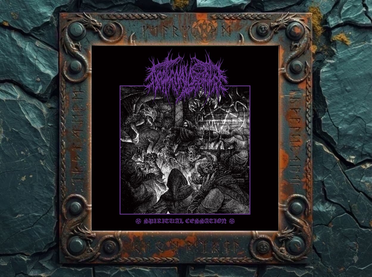 Albumcover von Nocturnal Departure – Spiritual Cessation: Schwarzweißes, detailreiches Ritualbild mit violettem Bandlogo und violettem Rahmen. In einer düsteren Kammer versammeln sich verhüllte Gestalten, dämonische Kreaturen und kniende Körper um einen Kreis aus Feuer. Über der Szene ragen hornartige und flügelartige Formen empor, während Kerzen, Fratzen und dunkle Linien eine chaotische Black-Metal-Ritualatmosphäre erzeugen.