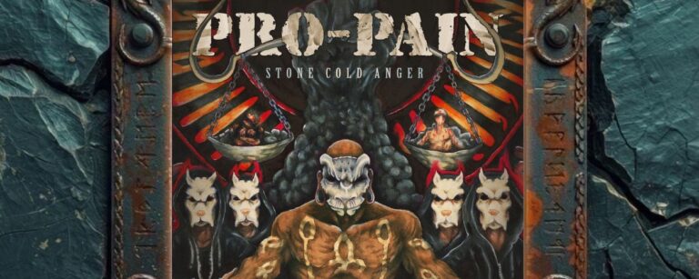 Albumcover von Pro-Pain – Stone Cold Anger: Düsteres Hardcore-Metal-Cover mit großer weißer Pro-Pain-Schrift und dem Titel Stone Cold Anger. Im Zentrum sitzt eine muskulöse, maskierte Gestalt vor dunklem Hintergrund, flankiert von Figuren mit tierhaften Masken. Darüber hängt eine Waage mit Körpern in den Schalen, im Hintergrund dominieren rote, schwarze und knochenfarbene Elemente, Ketten und bedrohliche Symbolik.