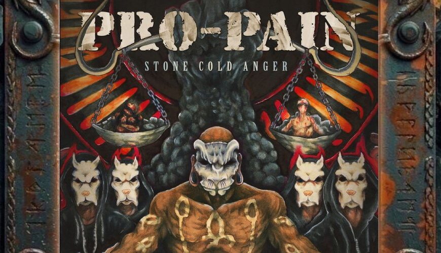 Albumcover von Pro-Pain – Stone Cold Anger: Düsteres Hardcore-Metal-Cover mit großer weißer Pro-Pain-Schrift und dem Titel Stone Cold Anger. Im Zentrum sitzt eine muskulöse, maskierte Gestalt vor dunklem Hintergrund, flankiert von Figuren mit tierhaften Masken. Darüber hängt eine Waage mit Körpern in den Schalen, im Hintergrund dominieren rote, schwarze und knochenfarbene Elemente, Ketten und bedrohliche Symbolik.