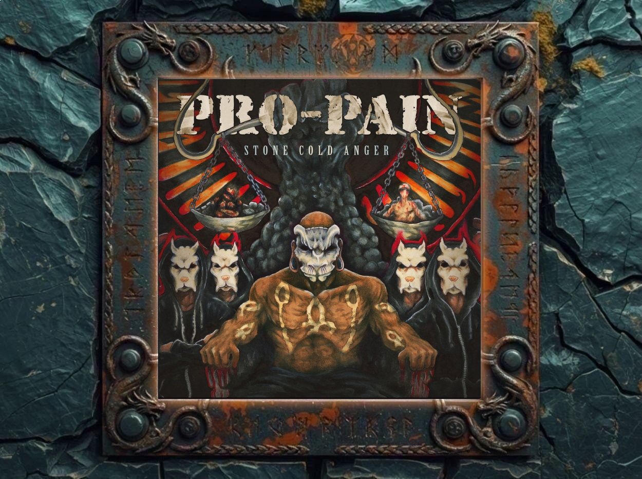 Albumcover von Pro-Pain – Stone Cold Anger: Düsteres Hardcore-Metal-Cover mit großer weißer Pro-Pain-Schrift und dem Titel Stone Cold Anger. Im Zentrum sitzt eine muskulöse, maskierte Gestalt vor dunklem Hintergrund, flankiert von Figuren mit tierhaften Masken. Darüber hängt eine Waage mit Körpern in den Schalen, im Hintergrund dominieren rote, schwarze und knochenfarbene Elemente, Ketten und bedrohliche Symbolik.