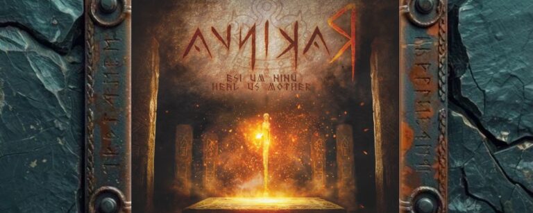 Albumcover von RAKINUA – Esi Um Ninu – Heal Us, Mother: Dunkles Ritual-Artwork mit glühender Steinplatte im Zentrum, aus der ein heller Stab oder eine aufgerichtete Figur emporleuchtet. Umgeben ist die Szene von Rauch, Funken, dunklen Steinpfeilern, alten Symbolen und runenartigen Zeichen. Oben steht der rotbraune RAKINUA-Schriftzug, darunter der Albumtitel Esi Um Ninu – Heal Us, Mother.