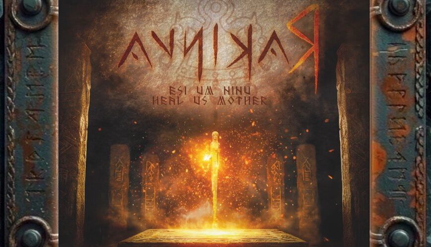 Albumcover von RAKINUA – Esi Um Ninu – Heal Us, Mother: Dunkles Ritual-Artwork mit glühender Steinplatte im Zentrum, aus der ein heller Stab oder eine aufgerichtete Figur emporleuchtet. Umgeben ist die Szene von Rauch, Funken, dunklen Steinpfeilern, alten Symbolen und runenartigen Zeichen. Oben steht der rotbraune RAKINUA-Schriftzug, darunter der Albumtitel Esi Um Ninu – Heal Us, Mother.