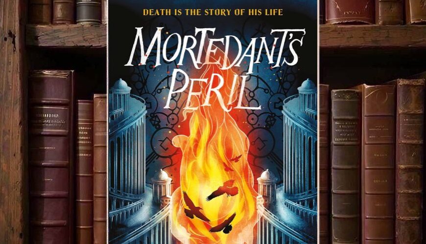 Dunkles Cover von Mortedant’s Peril von RJ Barker mit großer weißer Titelschrift, einer leuchtenden Flamme im Zentrum, schwarzen Vögeln, hohen symmetrischen Gebäuden und blauschwarzer Stadtatmosphäre.