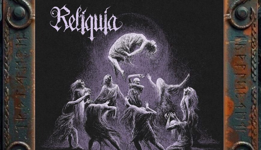 Albumcover von Reliquia – In Theory and Practice: Dunkles, schwarz-violettes Artwork mit mehreren geisterhaft wirkenden Gestalten, die in einer rituellen Szene knien, tanzen oder die Arme emporstrecken. Über ihnen schwebt eine gekrümmte, körperhafte Figur im violetten Licht. Das Bild erinnert an eine okkulte Séance, einen düsteren Tanz und ein gotisches Bühnenritual in fahlem Kerzenschein.