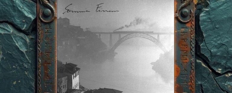 Albumcover von Somnia Finem – Desassossego: Schwarzweißes, körniges Foto einer nebligen Flusslandschaft mit Brücke und Häusern am Hang, vermutlich in Portugal. Die Szenerie wirkt verschwommen, melancholisch und entrückt. Oben steht handschriftlich der Bandname Somnia Finem, unten rechts der Albumtitel Desassossego.