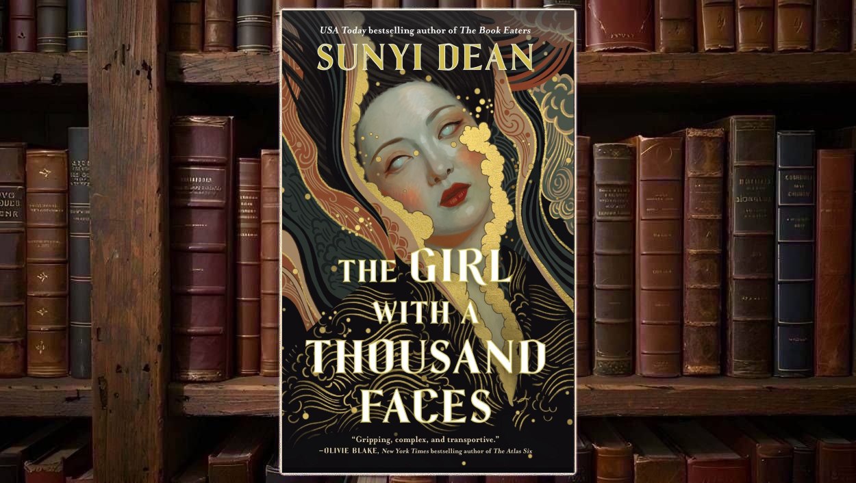 Schwarz-goldenes Cover von The Girl with a Thousand Faces mit dem bleichen, geisterhaften Gesicht einer Frau, roten Lippen und leeren Augen, umgeben von geschwungenen ornamentalen Mustern, goldenen Wolkenformen und dunklen wellenartigen Linien.