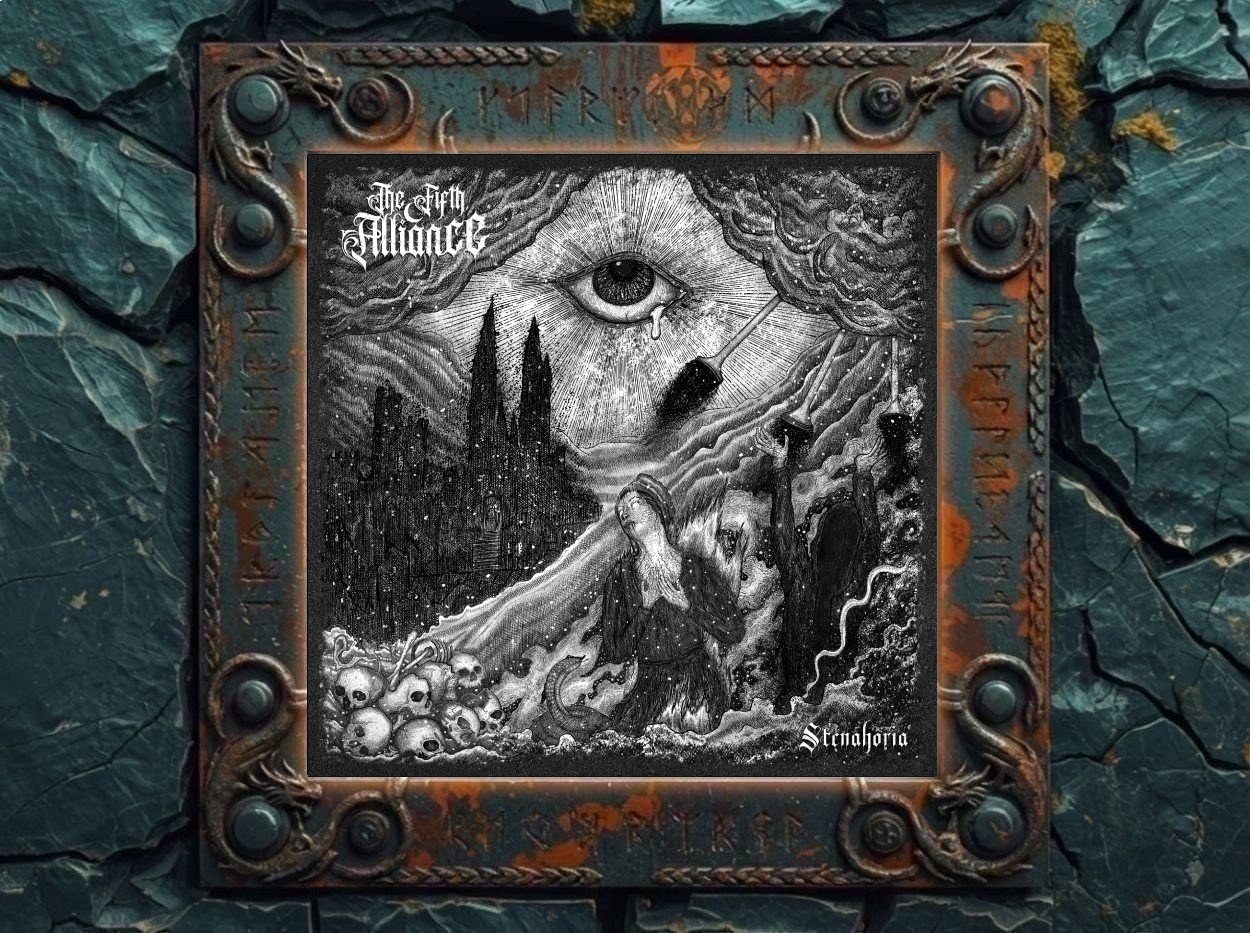 Albumcover von The Fifth Alliance – Stenahoria: Schwarzweißes okkultes Artwork mit einem riesigen Auge am Himmel, einer düsteren Stadtlandschaft, Bergen, Schädeln, Rauch und einer knienden Figur im Vordergrund. Rechts öffnen sich surreale Nebel, Schattenformen und kosmische Strukturen. Unten rechts steht der Albumtitel Stenahoria.