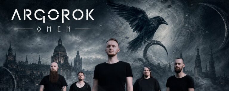 Coverartwork zur EP Omen der Dresdner Epic-Death-Metal-Band Argorok: Ein schwarzer Rabe sitzt vor einem nebligen grau-blauen Hintergrund, darüber stehen Bandlogo und EP-Titel in heller Schrift.