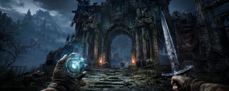 Ein düsterer Fantasy-Krieger steht mit Schwert und magischem Relikt vor einem nebelverhangenen Tor, während Goblins im Hintergrund lauern.