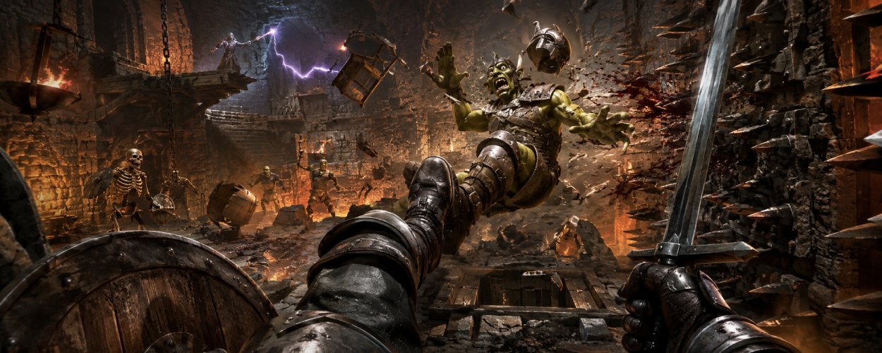 Ein Ritter tritt einen Ork in eine Dornenfalle, während in einem chaotischen Dungeon Fässer, Magie und zerbrochene Waffen durch die Luft fliegen.