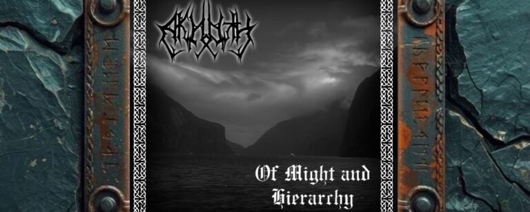 Albumcover AKHOTH – Of Might and Hierarchy: Schwarzweiße Fjordlandschaft mit dunklem Wasser, steilen Bergen, bewölktem Himmel, weißem Ornamentrahmen, spitzem Black-Metal-Logo oben links und gotischem Albumtitel unten rechts.