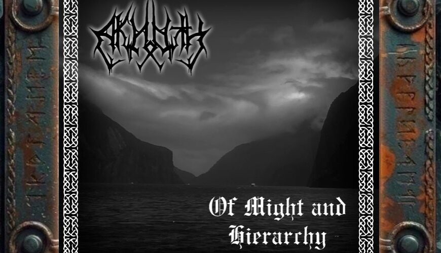 Albumcover AKHOTH – Of Might and Hierarchy: Schwarzweiße Fjordlandschaft mit dunklem Wasser, steilen Bergen, bewölktem Himmel, weißem Ornamentrahmen, spitzem Black-Metal-Logo oben links und gotischem Albumtitel unten rechts.